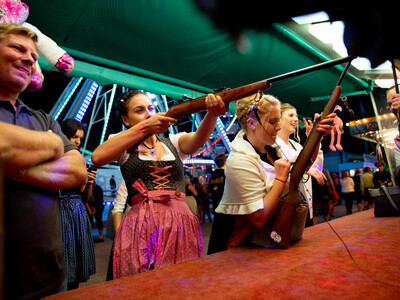 Andreas Pfeffer mit den Kandidatinnen der Gillamoos Dirndlköniginnen Wahl | © Holzhäuser