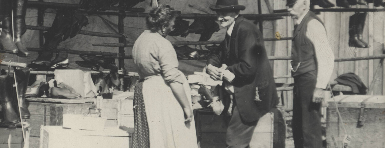 Schuhmacher Brandl am Gillamoos um 1900 | © Stadt Abensberg