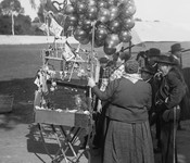 Historische Aufnahme des Gillamoos in Abensberg mit Luftballonstand | © Stadt Abensberg