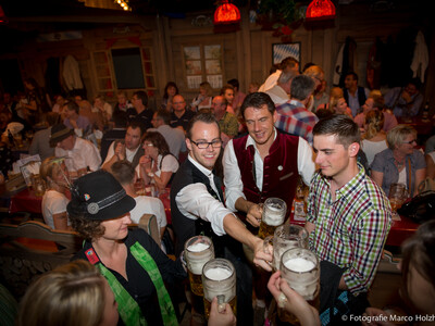 Anstoßen mit Peter Schöniger im Kuchlbauer Festzelt