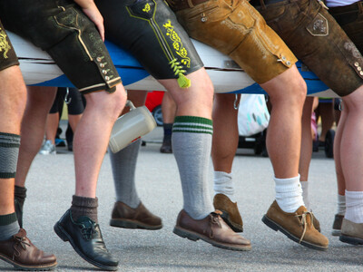 Gillamoos Auszug der Aventinus Buam Detaiansicht Lederhosenbeine | © Agnes Riembauer, Photogilde Aventin