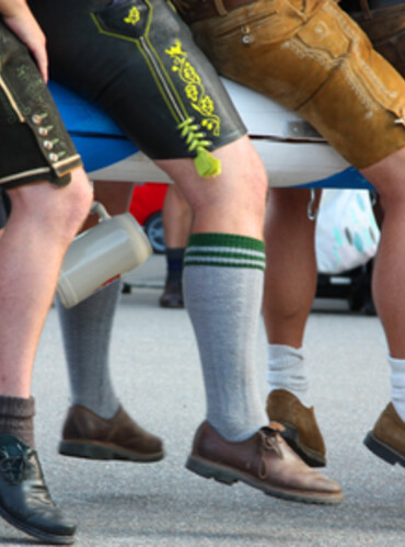 Gillamoos Auszug der Aventinus Buam Detaiansicht Lederhosenbeine | © Agnes Riembauer, Photogilde Aventin