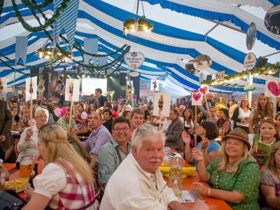 Publikujm im Jungbräu Festzelt  | © Marco Holzhäuser