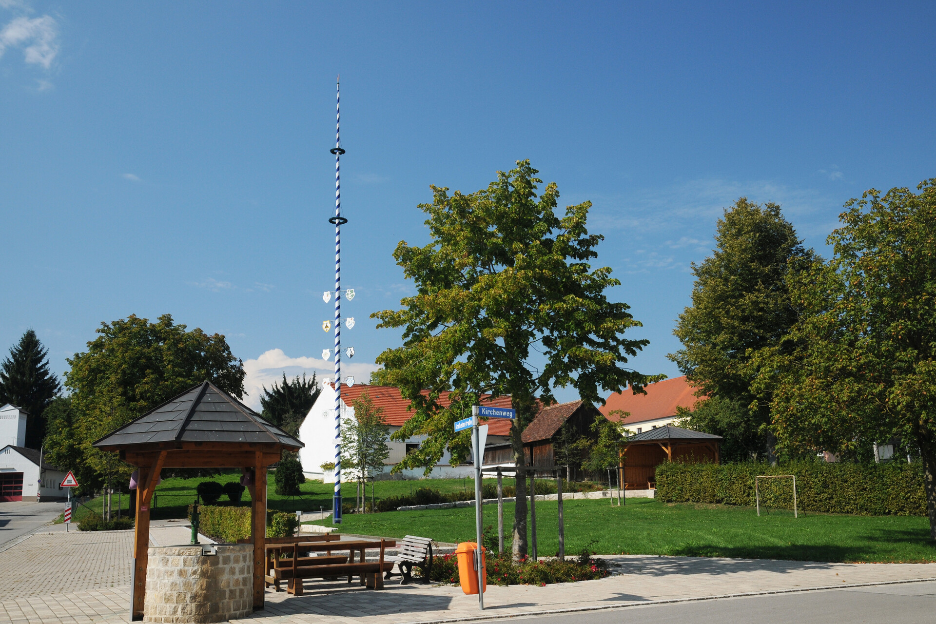 Abensberg Arnhofen Dorfplatz