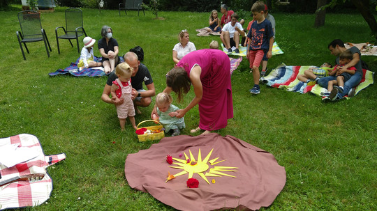 Kinderkirche am Sonntag im Pfarrgarten