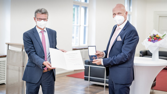 Bundesverdienstkreuz für Dr. Uwe Brandl | © StMWK, Alex König