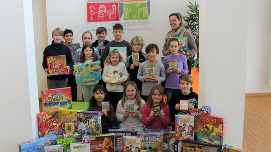 Grundschule Offenstetten gewinnt Spielwarenpaket