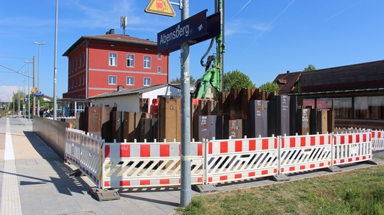 Riesenschritte am Bahnhof