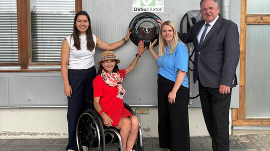 Neuer Defibrillator am Spargelhof Kügel