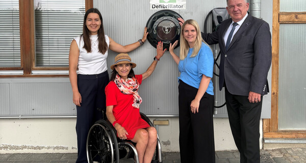 Neuer Defibrillator am Spargelhof Kügel
