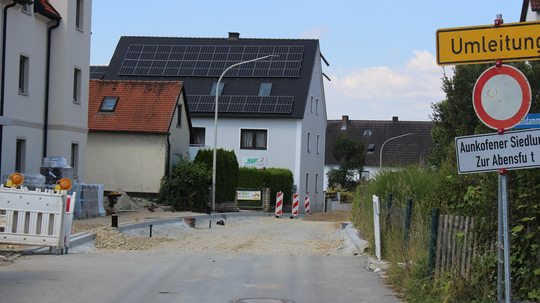 Die Asphaltierungsarbeiten in der Aunkofener Straße