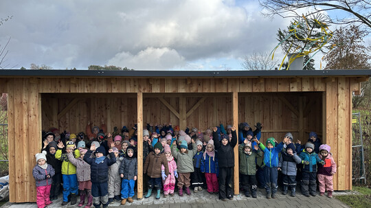 "Der Schuppen ist nun errichtet, geschmückt mit einem Baum..."