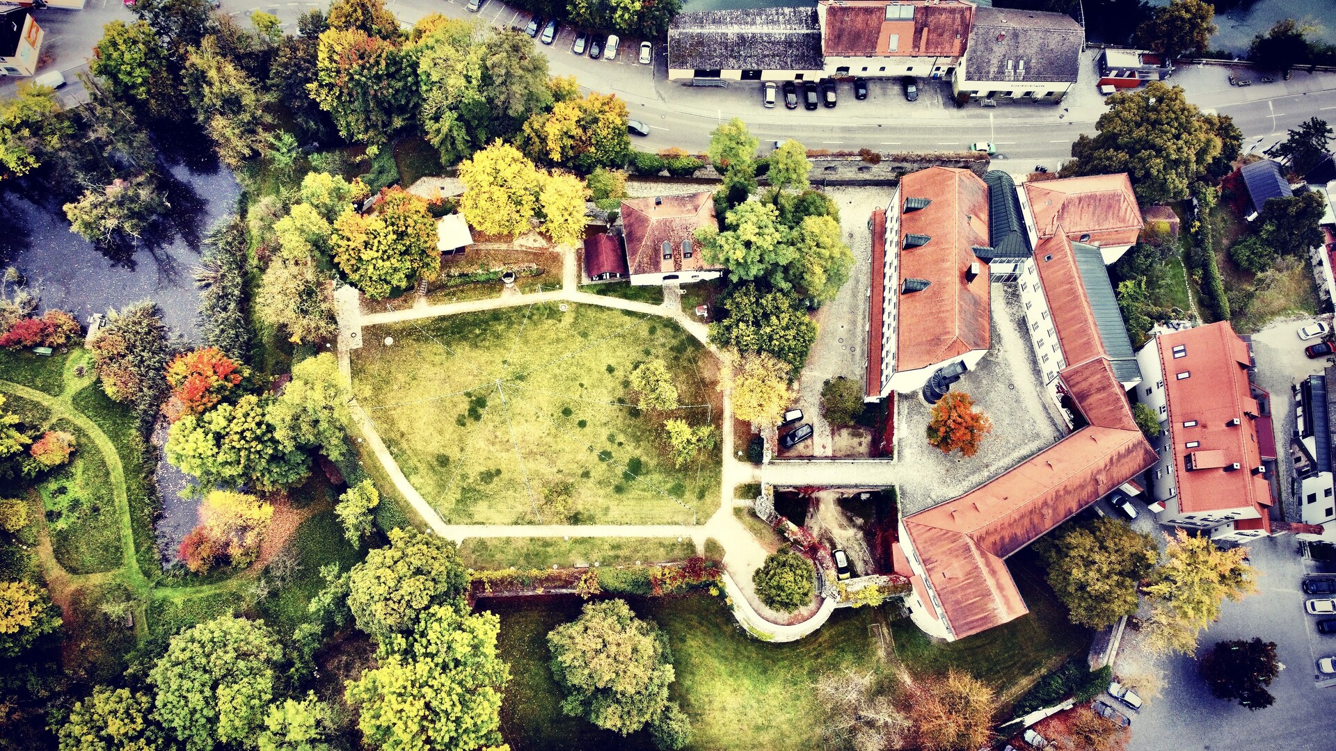 Schlossgarten und Vorhof (von oben)