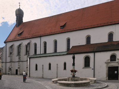 Karmelitenplatz und Klosterkirche Abensberg