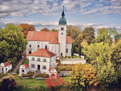Südseite der Allersdorfer Wallfahrtskirche Mariä Himmelfahrt