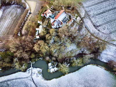 Allersdorfer Wallfahrtskirche Mariä Himmelfahrt aus der Vogelperspektive