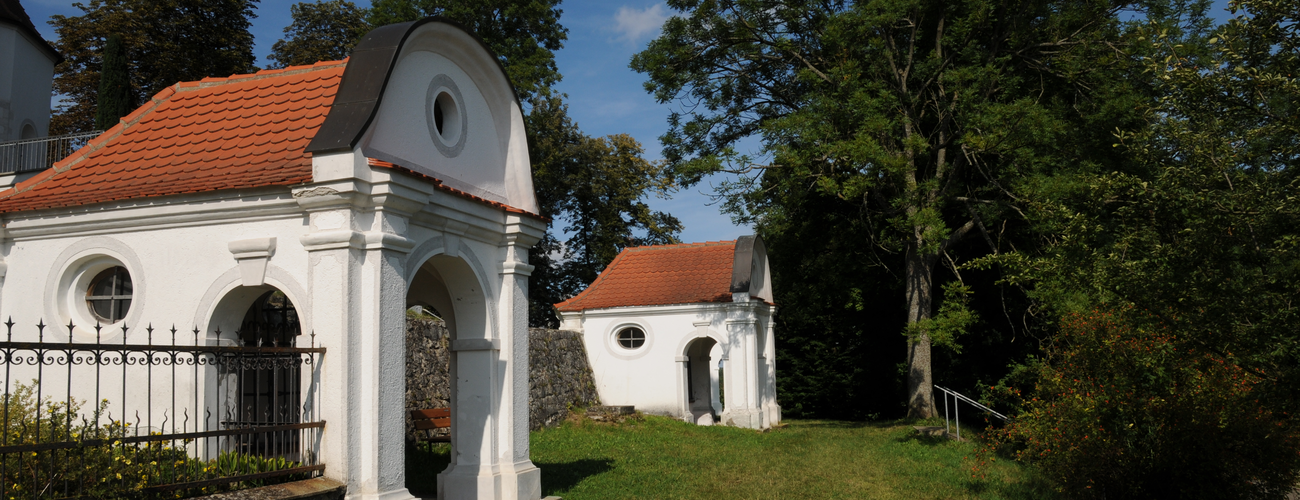 Außenmauern und Kapellen der Wallfahrtskirche Mariä Himmelfahrt Allersdorf