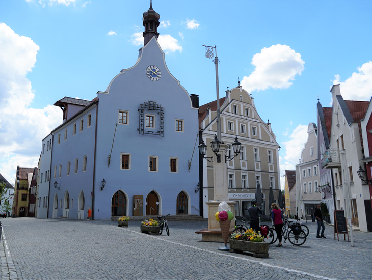 Rathaus Abensberg vom Stadtplatz aus