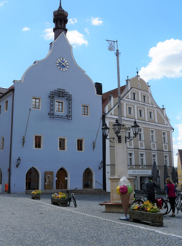 Rathaus Abensberg vom Stadtplatz aus