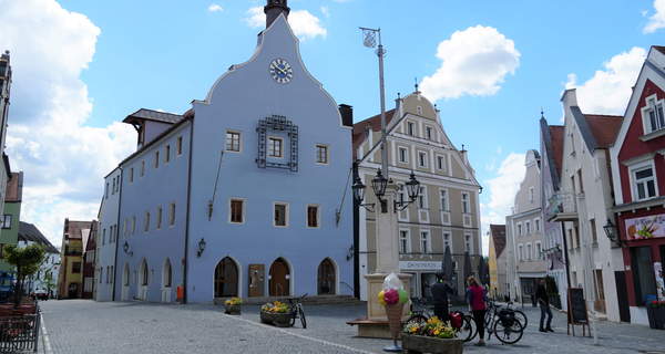 Rathaus Abensberg vom Stadtplatz aus